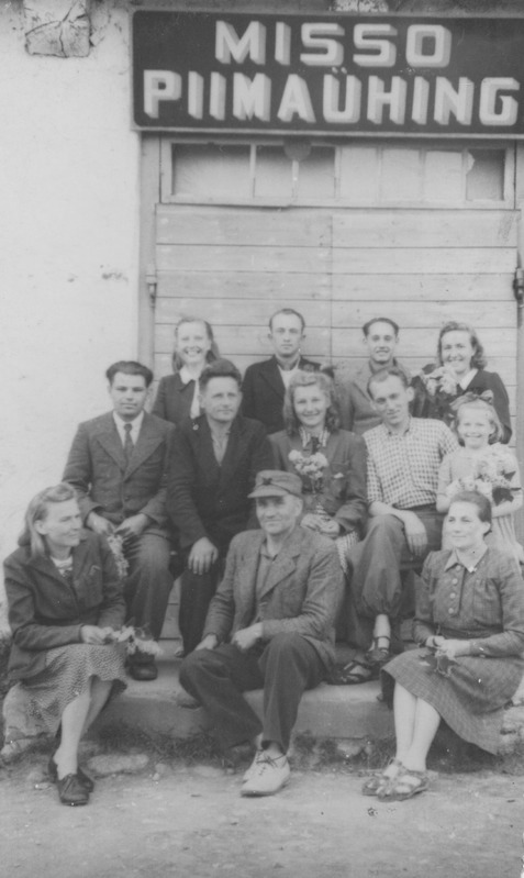 Misso piimaühingu töötajad. Arvo Pilt istub ees keskel, August Kuus teises reas paremalt teine.