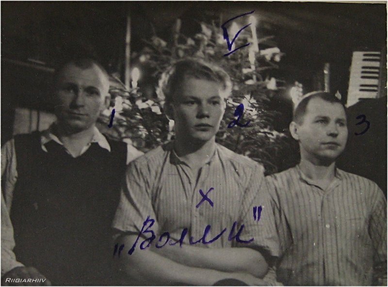 1951. a jõulud punkris Käbli küla lähedal. Vasakult: Endel Tikerpuu, Taisto Praks, Juhan Tikerpuu. Märkus: Lumeolud fotode seerial osutavad 1952. a jõuludele.