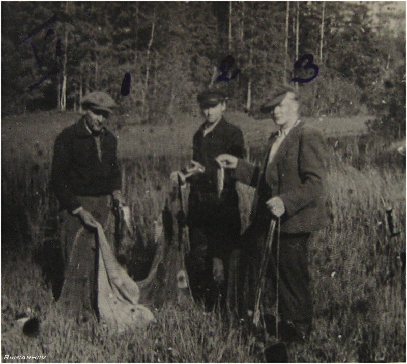1951. a suvel kalal Vaidava jõe ääres. Vasakult: Milbert Pilv, Endel Tikerpuu, Taisto Praks. Pildistas Arthur Pilv umbes pool km Laisi külast lõunas.