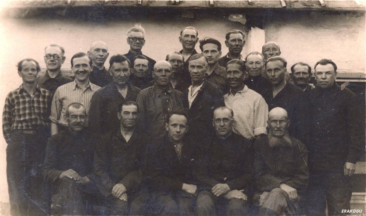 Vangilaagris viiekümnendate keskel. Oskar Kiudsoo teises reas äärmine parempoolne. Alfred Erik tema kõrval, istuva habemiku taga. Fotol peaks olema teisigi Võrumaa metsavendi.