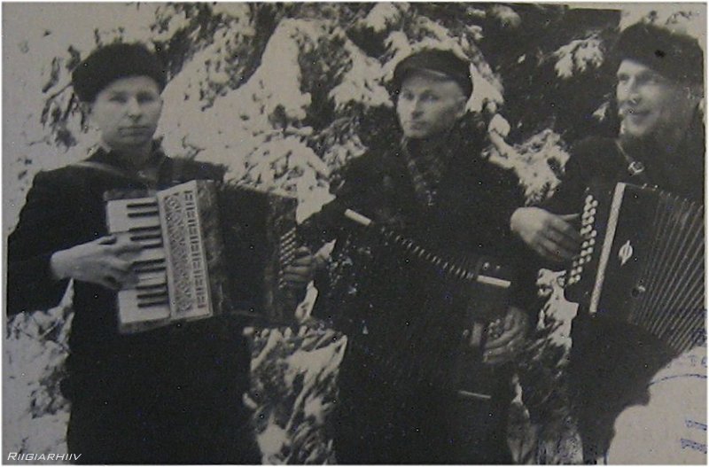 Aastavahetusel 1951/1952 lõõtsa mängimas. Vasakult: Endel Tikerpuu, Taisto Praks ja Milbert Pilv. Märkus: aastalõpp 1951 oli lumeta, väga lumerohke oli aga 1952. a lõpp.