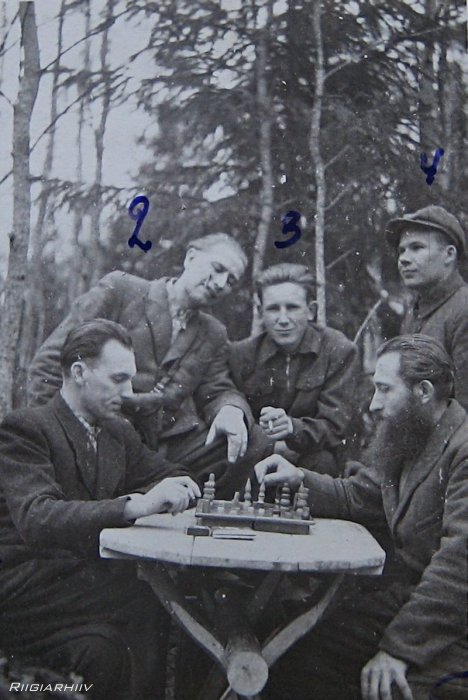 1950. a kevadel Parmu metsas. Vasakult: August Kuus, Karl Kaur, Raimond Pild, Voldemar Visk, Alfred Erik.