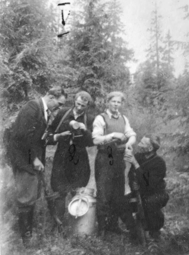 Puskarit säilitati piimakarras. Vasakult: Milbert Pilv, Endel Tikerpuu, Taisto Praks, Arthur Pilv. Foto: Riigiarhiiv