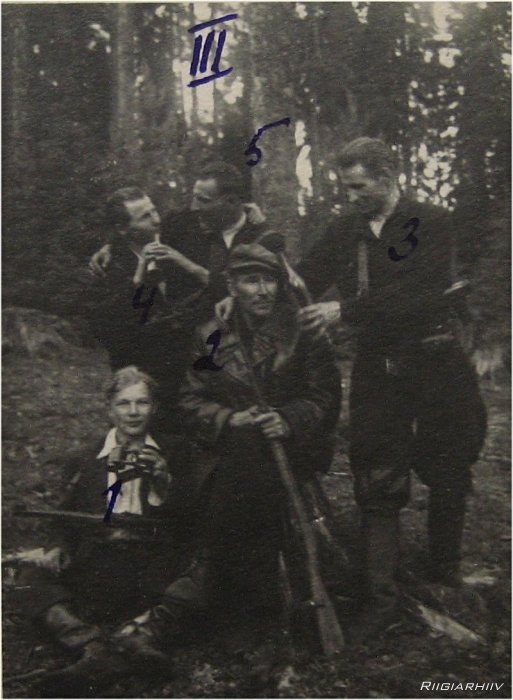 1951. a. Vasakult: Taisto Praks ja Arthur Pilv istuvad, taga: Juhan Tikerpuu, Milbert Pilv, Endel Tikerpuu. Pildistas Mahti Saarniit punkri juures, mis asus 1, 5 km Laisi külast põhjas.