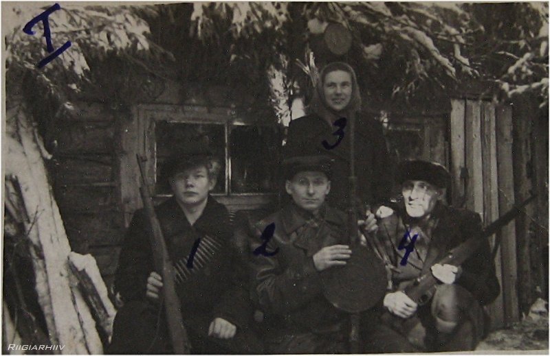 Vasakult: Taisto Praks vintpüssi ja padrunilindiga, Endel Tikerpuu Degtjarjovi kergekuulipildujaga, Mahti-Maimu Saarniit, Milbert Pilv vintpüssiga. Pildistas Arthur Pilv punkri ees Käbli külast u 1km soos.