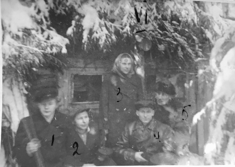 Vasakult istuvad Taisto Praks, Juhan Tikerpuu, Endel Tikerpuu, Arthur Pilv, seisab Mahti-Maimu Saarniit. Foto: Riigiarhiiv