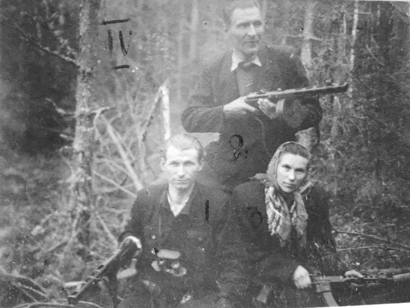 Ees Endel Tikerpuu ja Mahti-Maimu Saarniit, taga Milbert Pilv. Foto: Riigiarhiiv