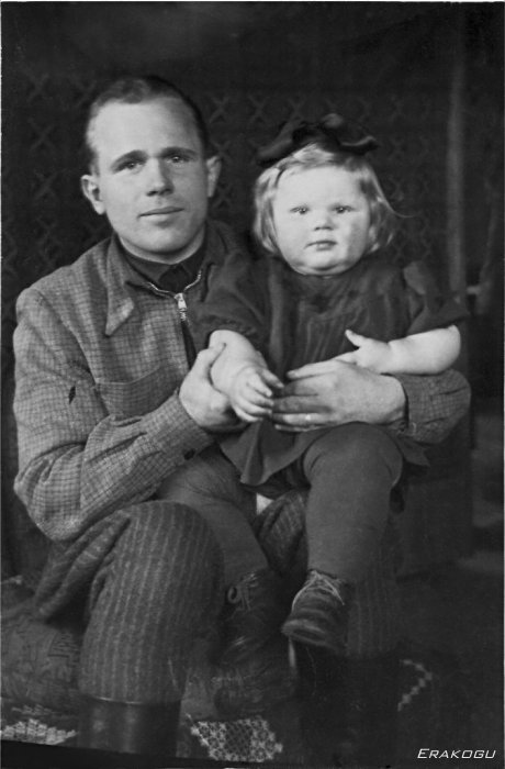 Richard Vähi koos tütre Üviga. Foto tegemise ajal elab ta metsavennana.