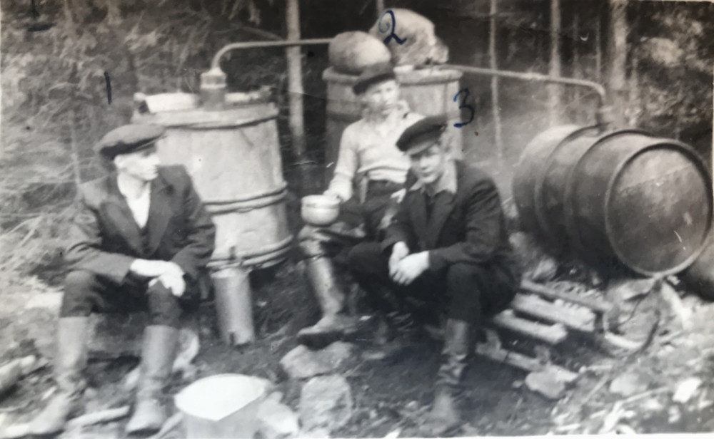 Puskariajamine metsas. Vasakult: Endel Tikerpuu, Juhan Tikerpuu, Taisto Praks. Foto: Riigiarhiiv