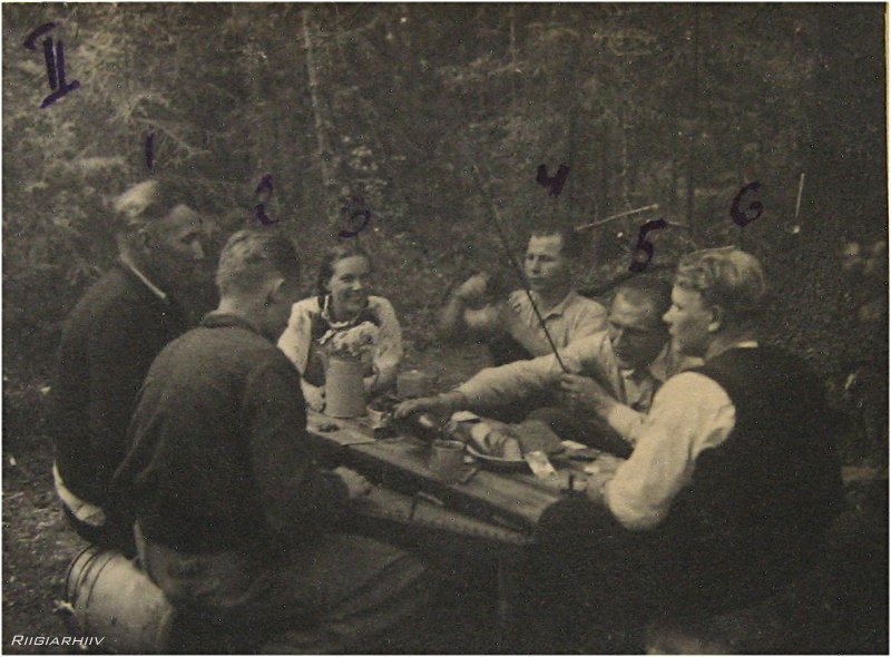 Milbert Pilve sünnipäev suvel 1951. Vasakult: Arthur Pilv, August Niilo (mängib kannelt), Mahti Saarniit, Juhan Tikerpuu, Milbert Pilv, Taisto Praks. Pildistas Endel Tikerpuu.