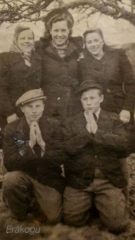 Kalju Kirbits (ees paremal) 1947 või 1948. a Jalgsema külas Järvamaal.