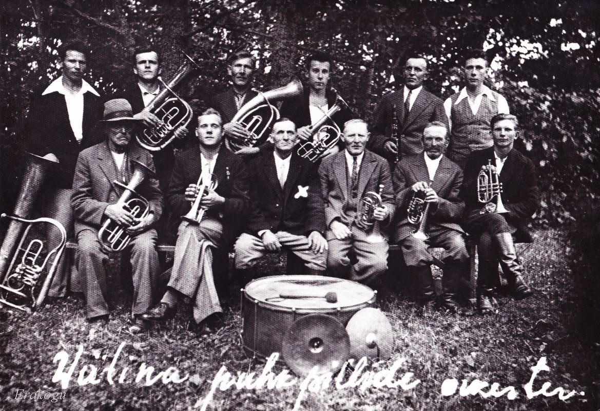 Vasakult 1. rida: Jakob Kuklane (orkestri asutaja), Paul Kruus; August Kuklane (orkestri juht), Eduard Ait; Jaan Kirbits; Alfred Tiks. 2. rida: Vidrik Lepp; Arnold Kuklane, Juhan Tadrik; August Peterson, Aksel Kuklane (pärast 1949 metsas); Konstantin Troska.