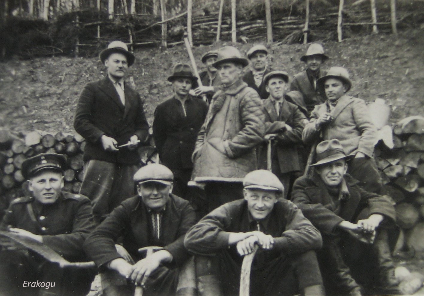 Ants Aunver istub ees paremal kaabuga.