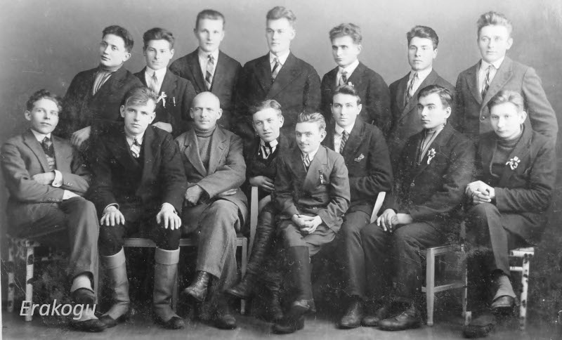 Linnamäe mehed. Ants Aunver ees vasakult teine.