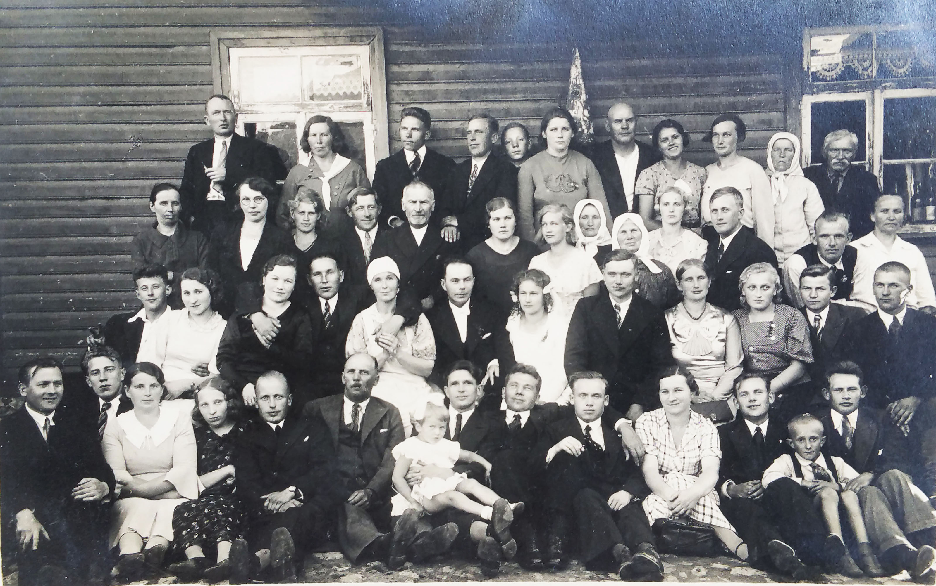 Ants Aunver pulmas, ülevalt teises reas paremalt teine.