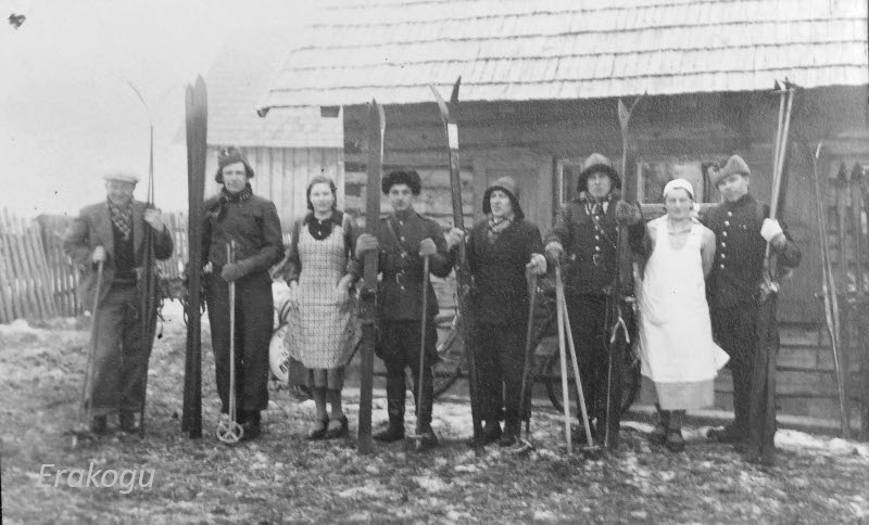 Suuskadega. Ants Aunver vasakult teine. Foto: Erakogu