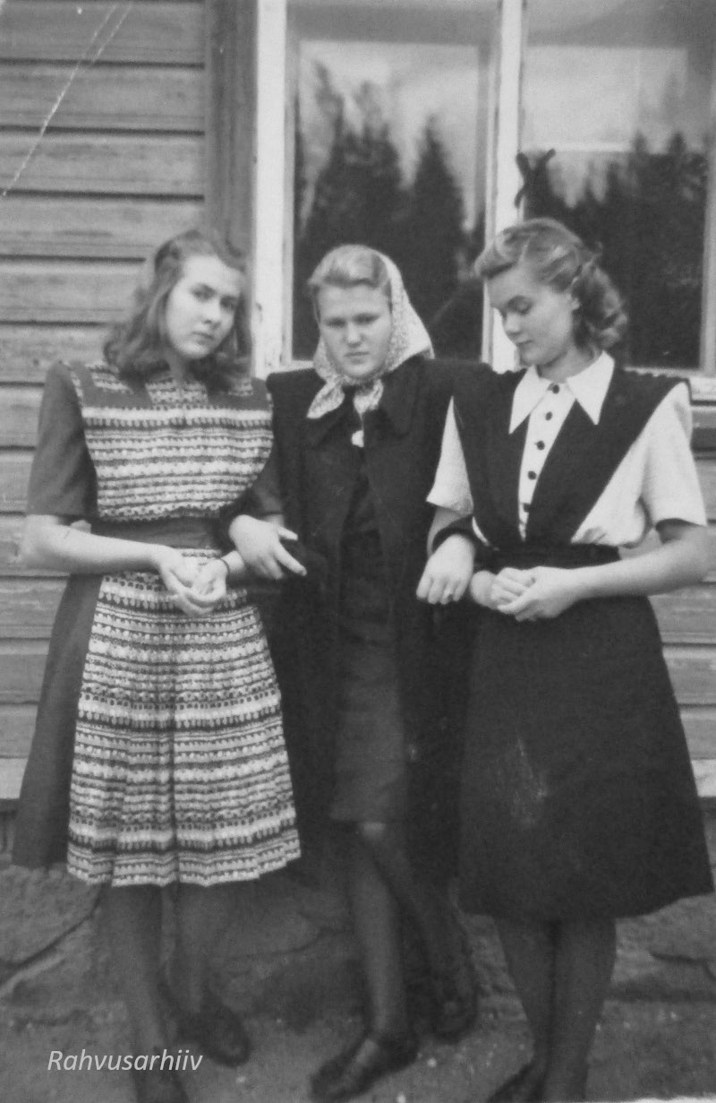 Artur Tellingu kooliõed Virve Tamme, Aino Niklus ja Ursula Sisask. Tapetult võetud foto.